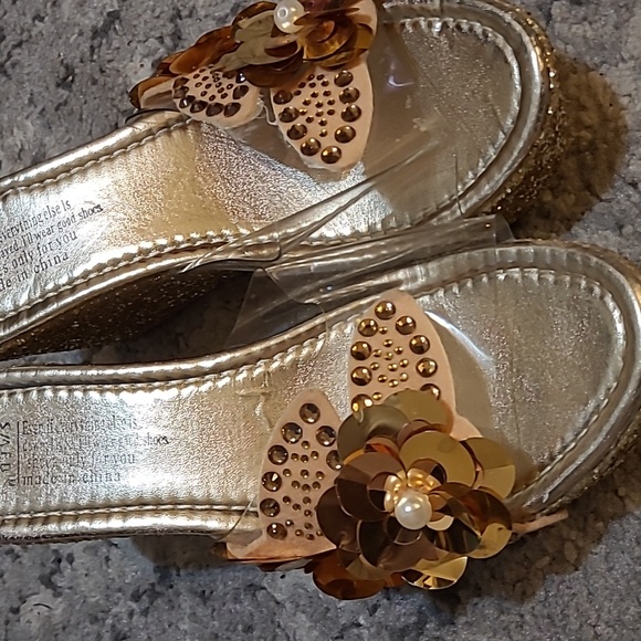 Smfb wedges Gold with sequins and studs. 3.5" heel, length of shoe is 8". - Picture 2 of 6